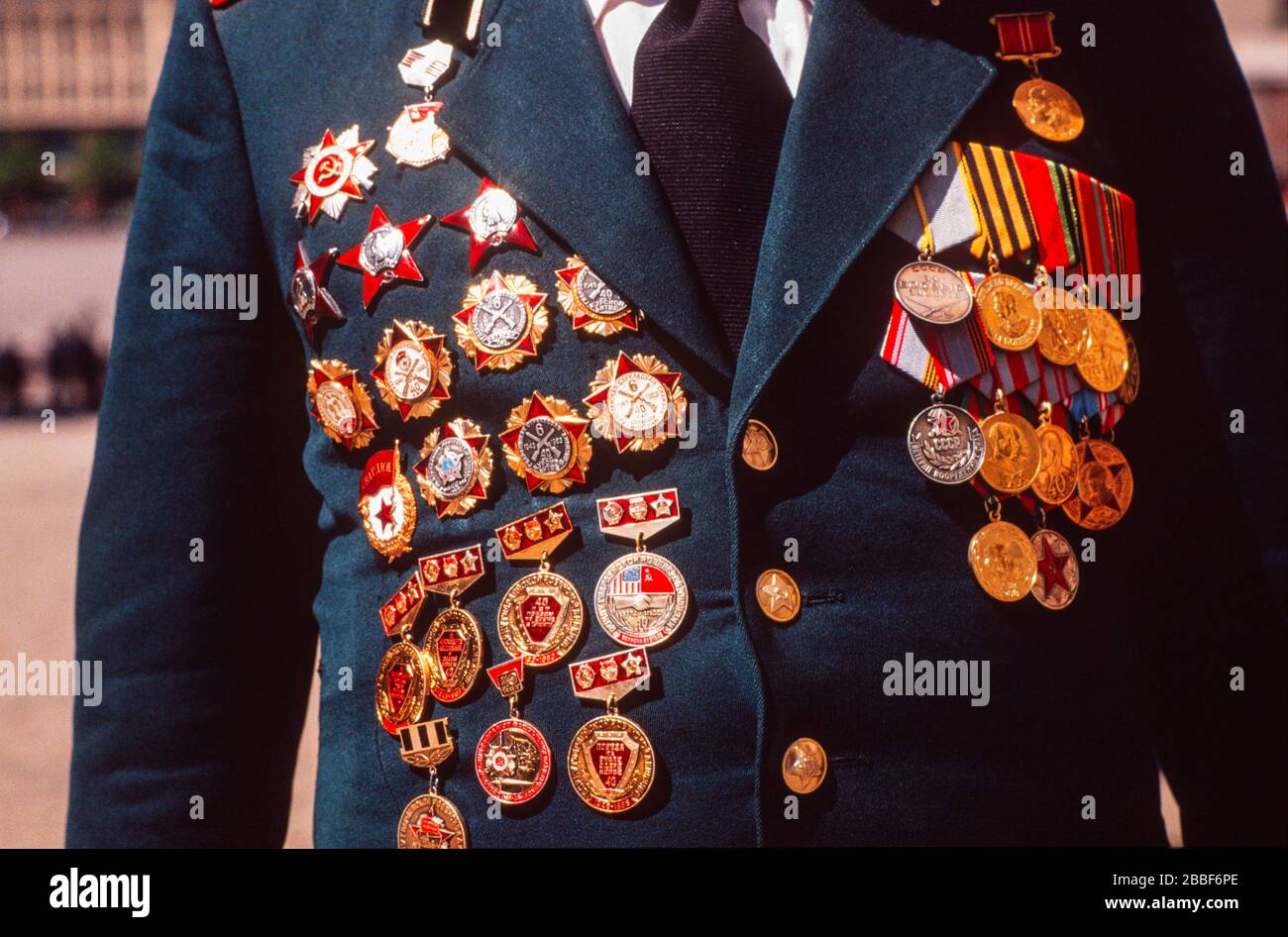 Uomini militari che indossano la loro divisa e le loro medaglie il 9 maggio, giorno della vittoria vicino a Piazza Rossa, Mosca. Foto Stock