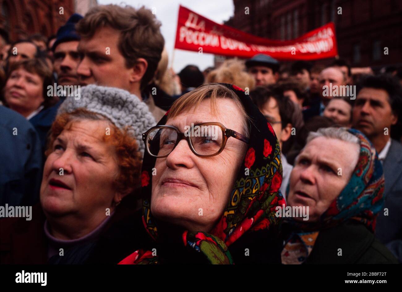 Persone che partecipano a un rally pro-Yeltzin il 9 maggio, la vittoria della Russia. Foto Stock