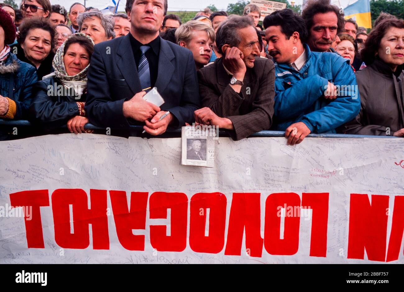 Persone che partecipano a un rally pro-Yeltzin il 9 maggio, la vittoria della Russia. Foto Stock