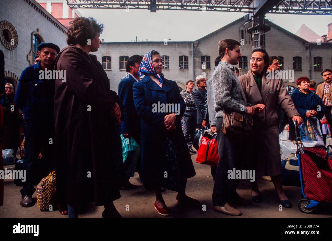 Passeggeri in una stazione ferroviaria di Mosca, maggio 1990. Foto Stock