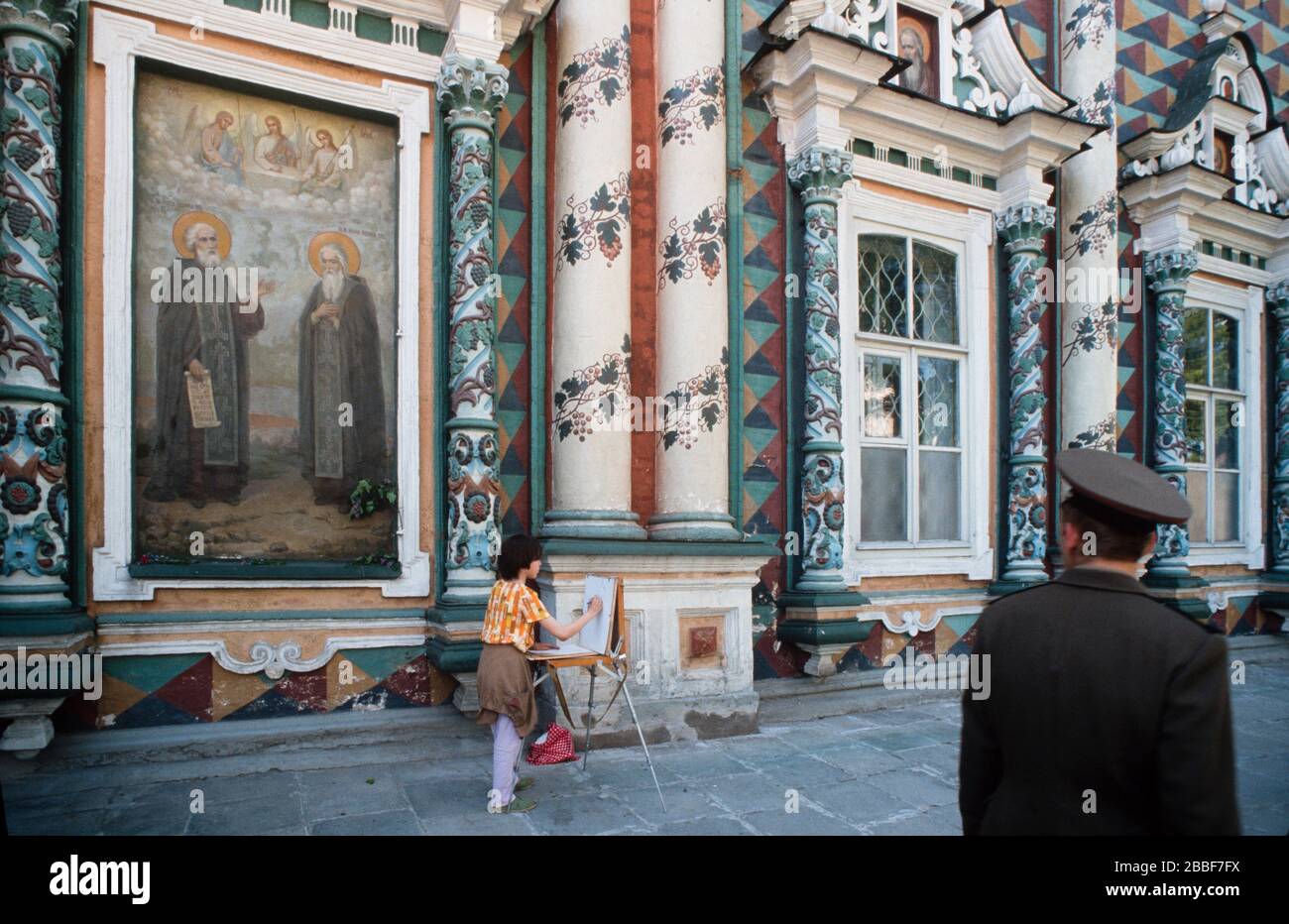 Una bambina scolastica che fa un disegno alla Trinity Lavra di San Sergius, il più importante monastero russo della Chiesa ortodossa russa, a Sergiyev Posad, a 70 km da Mosca. Foto Stock