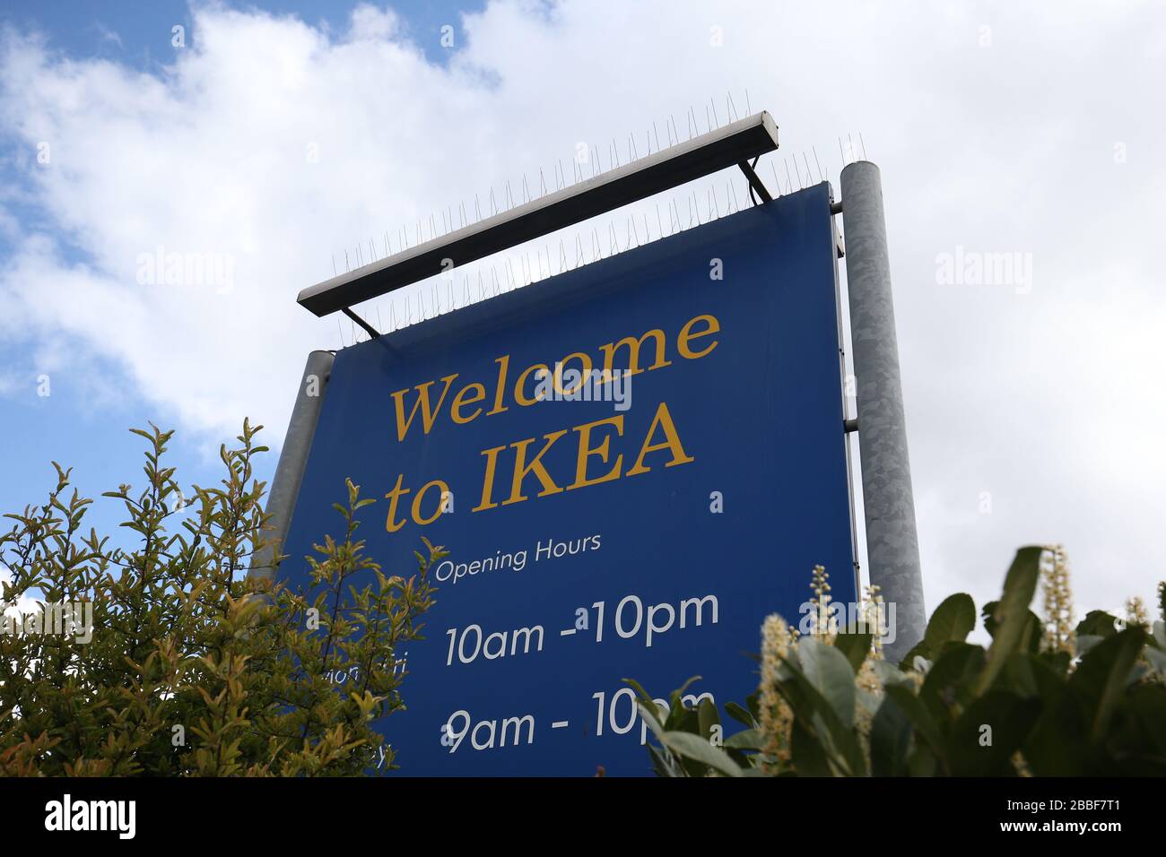 Un cartello d'ingresso al negozio IKEA di Wembley, a nord di Londra. Foto Stock