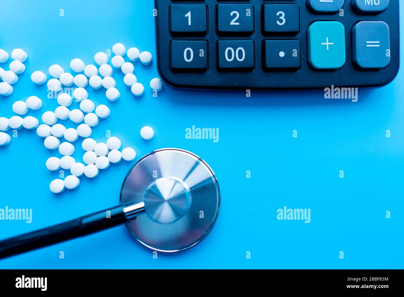 Modello di medicina di salute per il concetto di farmaco di sfondo del testo. Cuore, stetoscopio, pillola, siringa, flaconcino. Aiuto medico pronto soccorso sano Foto Stock