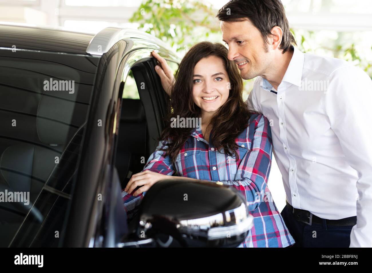 Una coppia guarda un'auto in un concessionario di auto Foto Stock