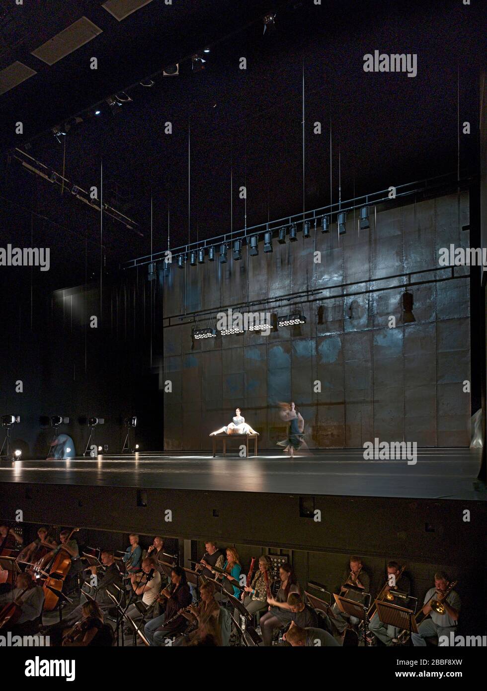 Spettacolo di danza teatrale. Sadler's Wells, Londra, Regno Unito. Architetto: De Matos Ryan, 2014. Foto Stock