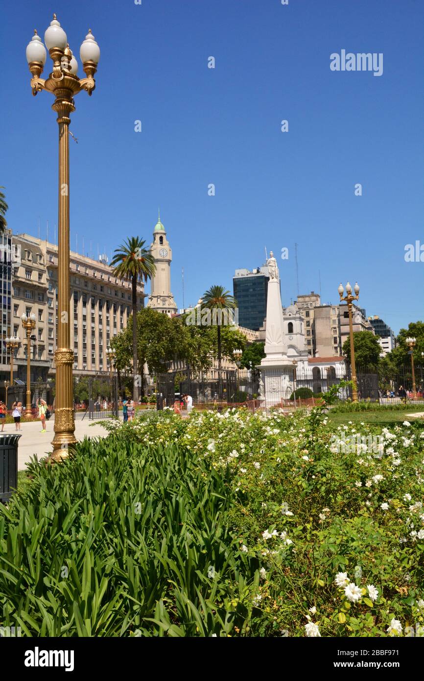 Buenos Aires, Argentina: Vista a basso angolo sulla Plaza de Mayo (Casa Rosada) a Buenos Aires su un letto di fiori Foto Stock