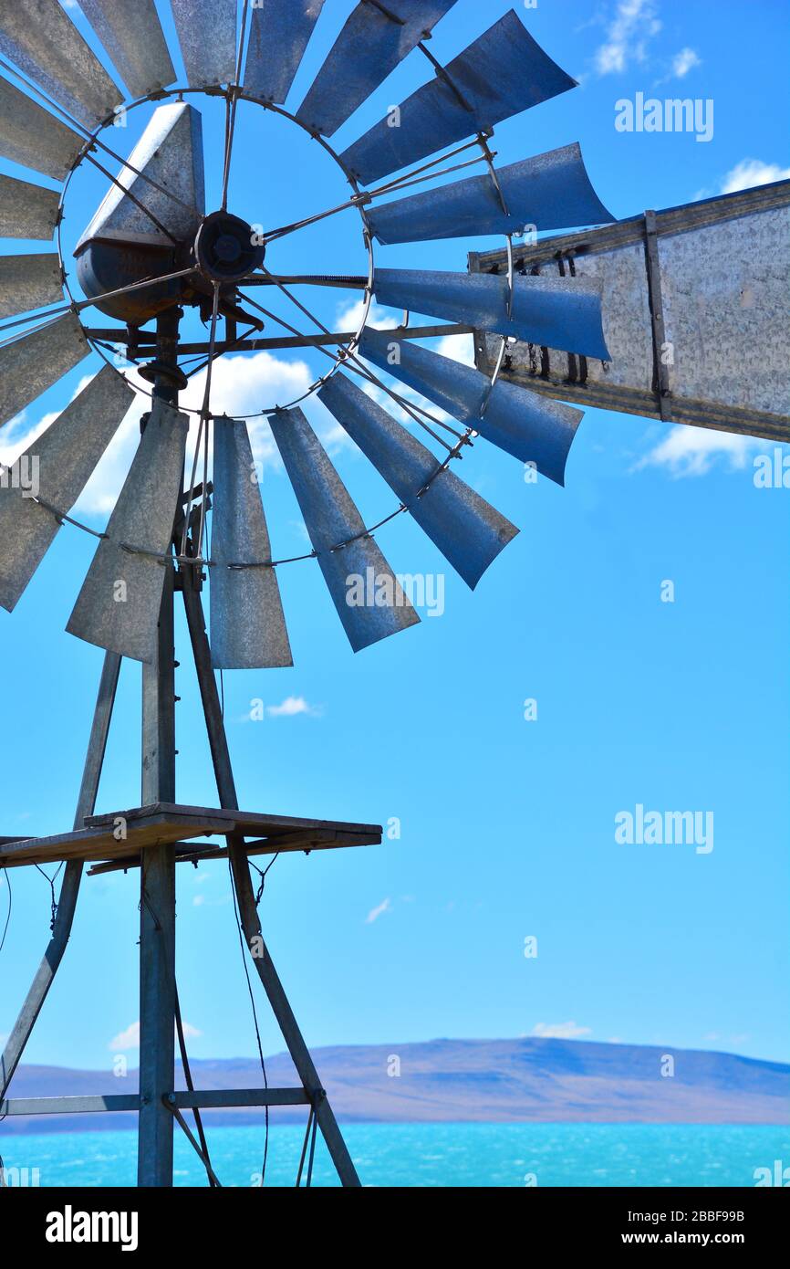 Vista ravvicinata delle lame di un mulino a vento di metallo agricolo situato sul Lago Argentina vicino El Calafate Foto Stock