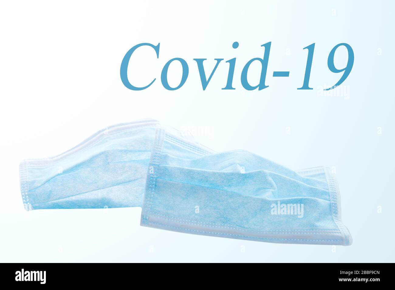 sfondo con maschera chirurgica blu, concetto di virus corona o covid-19, sars-cov-2 Foto Stock
