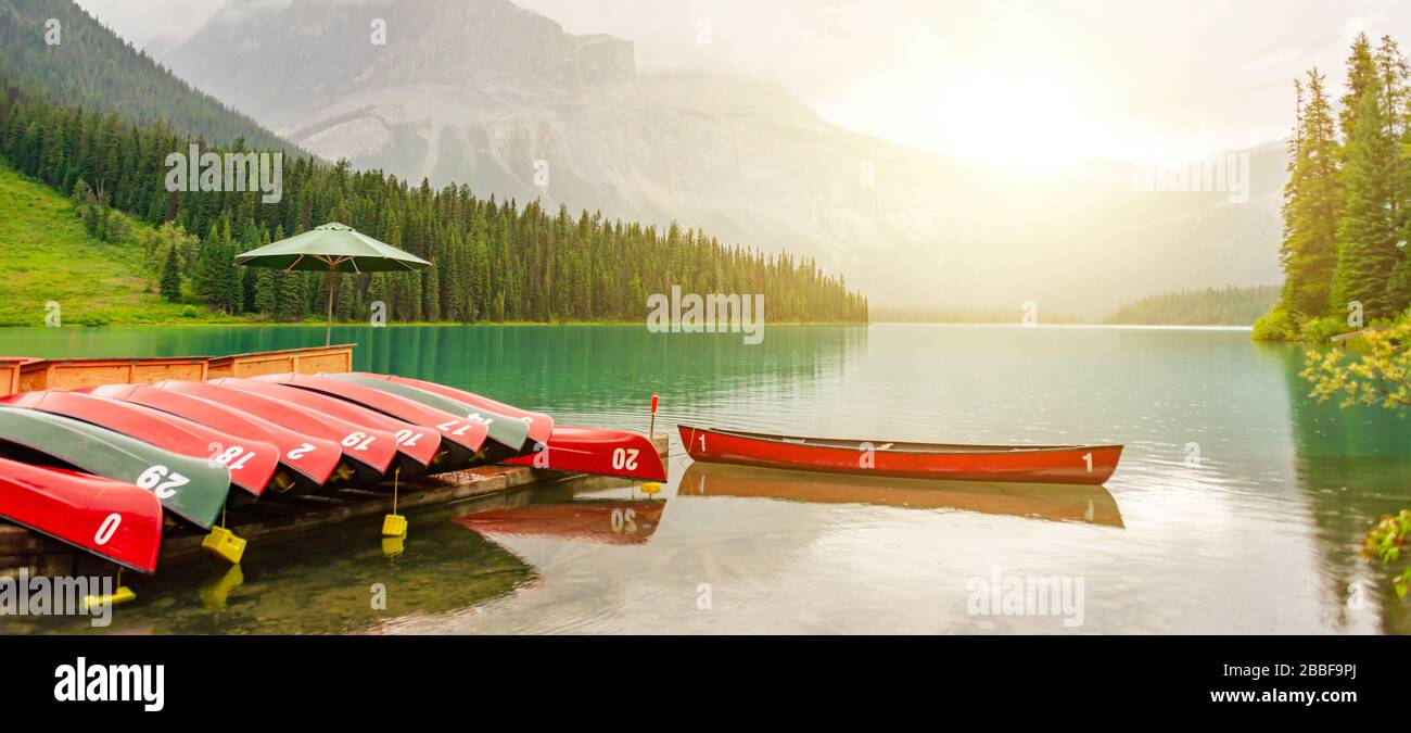 Canoe al lago Emerald vicino Golden nel parco nazionale di Yoho nelle Montagne Rocciose canadesi, British Columbia, Canada Foto Stock
