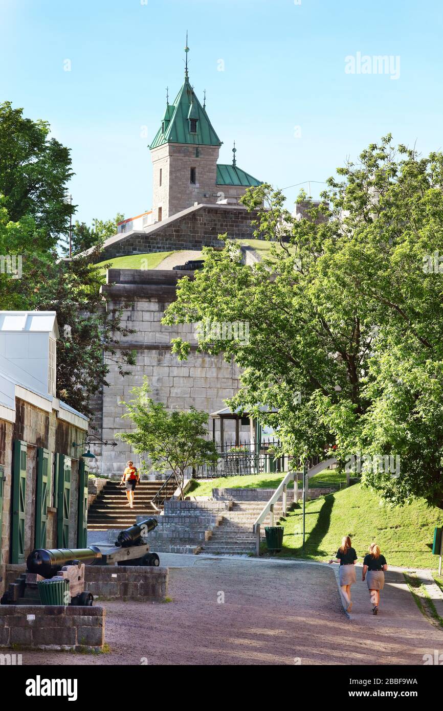 Artiglieria Park Heritage Site vicino a Porte Saint-Jean (St. John Gate) che appare sullo sfondo. Fortificazioni di Quebec City, Old Quebec City, Provincia di Quebec, Canada Foto Stock