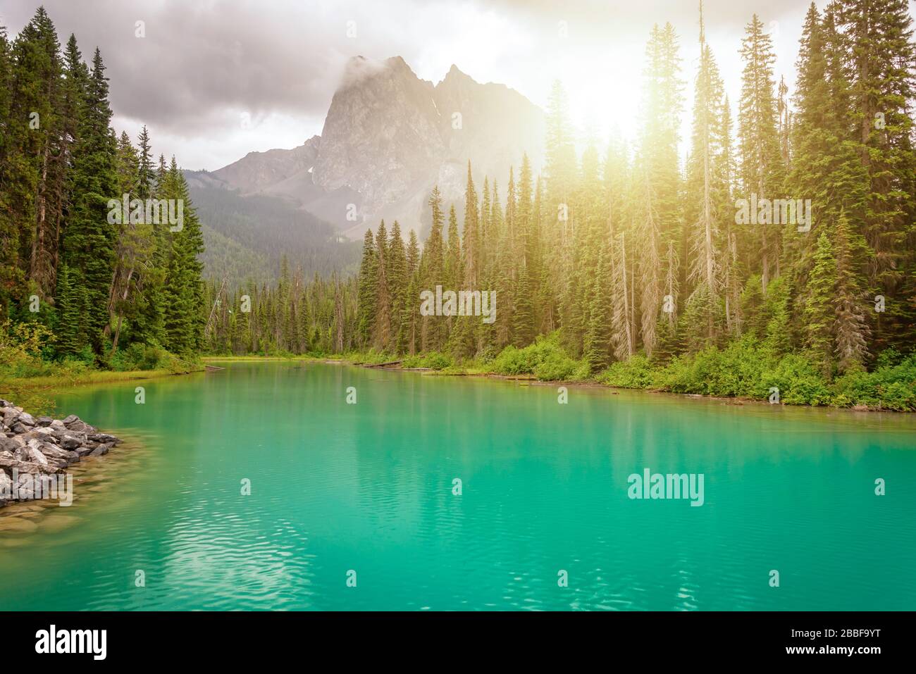 Lago di smeraldo vicino Golden nel parco nazionale di Yoho nelle Montagne Rocciose canadesi, British Columbia, Canada Foto Stock