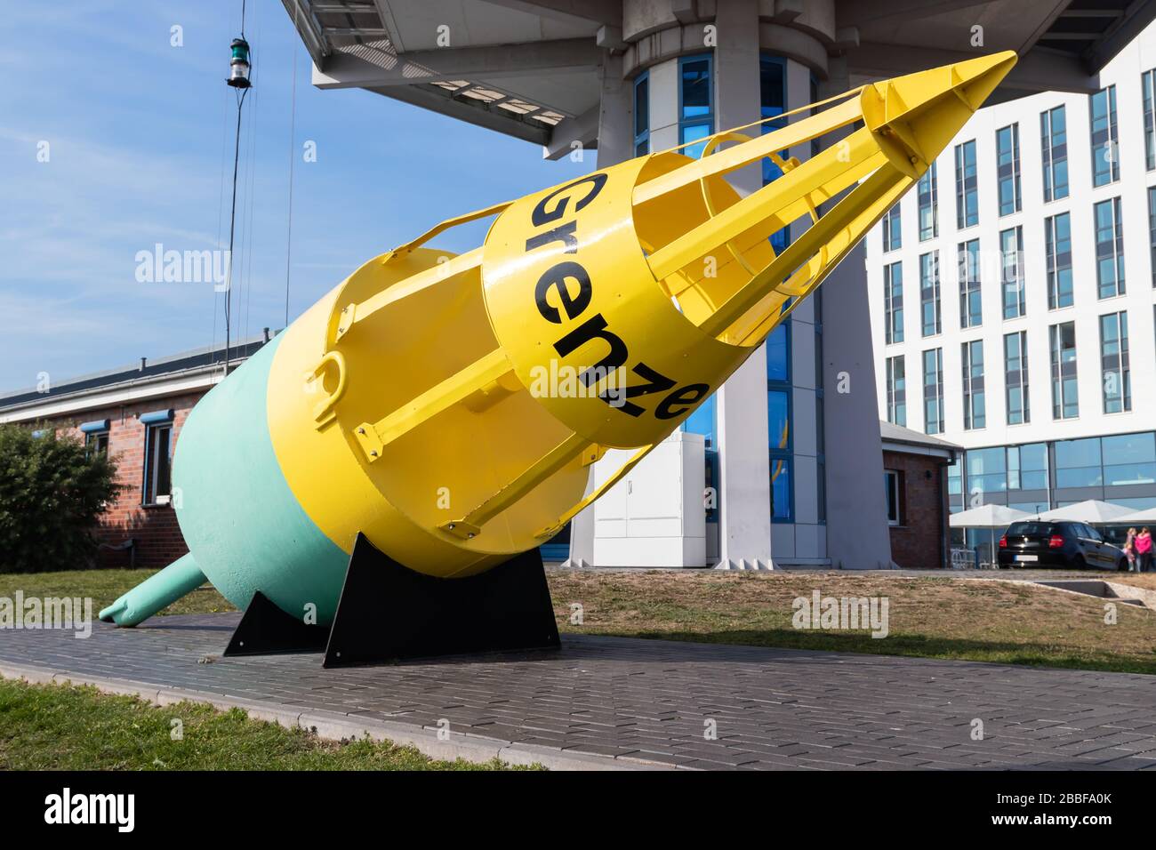 Lübeck-Travemünde, Germania – 10 ottobre 2018: Vecchia boa di confine tra l’ex DDR e la FRG. Una reliquia storica del tempo del Germa interiore Foto Stock