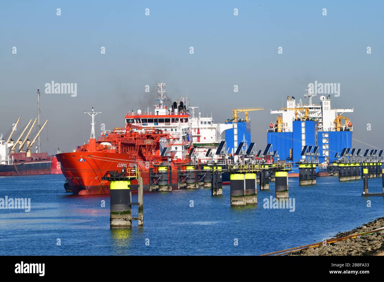 Rotterdam, Paesi Bassi-Marzo 2020: Tanker di prodotti chimici e petroliferi ormeggiato e nave per sollevamento pesante nel porto petrolifero 7th Foto Stock