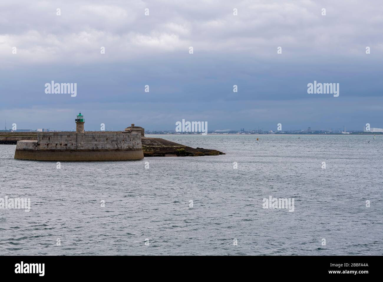 Veduta aerea di barche a vela, navi e yacht nel porto turistico di Dun Laoghaire, Irlanda Foto Stock