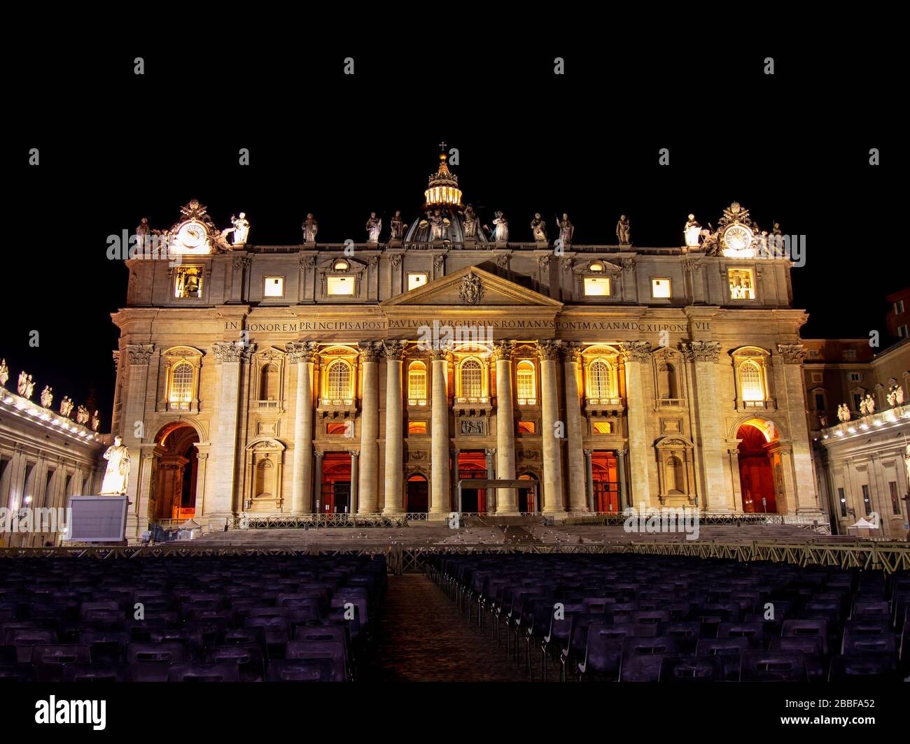 La famosa Basilica di San Pietro di notte in Vaticano Foto Stock
