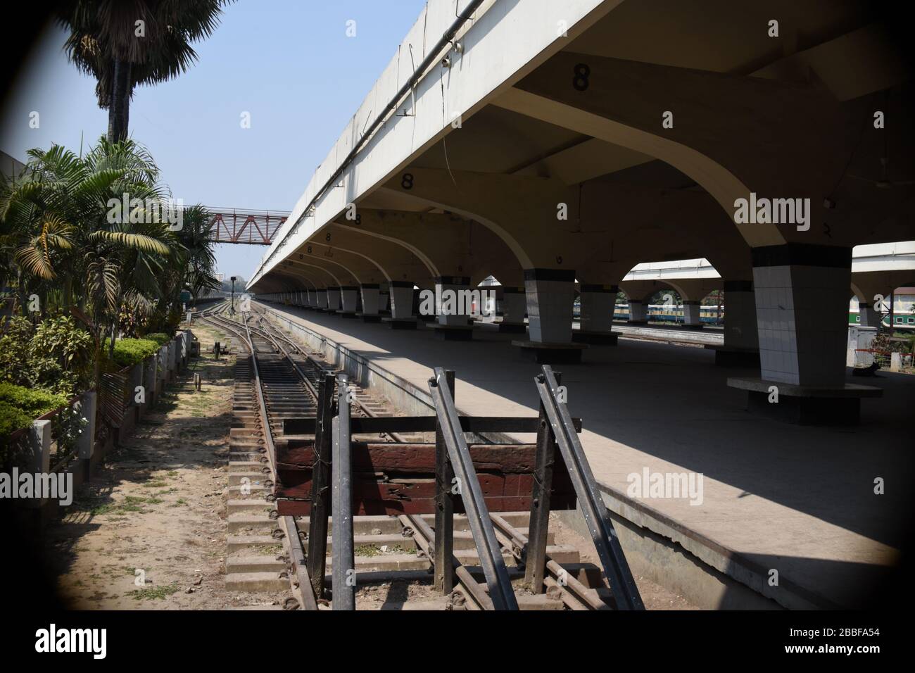 La stazione ferroviaria di Kampapur è una delle stazioni trafficate del paese è deserta a Dhaka, Bangladesh, il 28 marzo 2020 Foto Stock