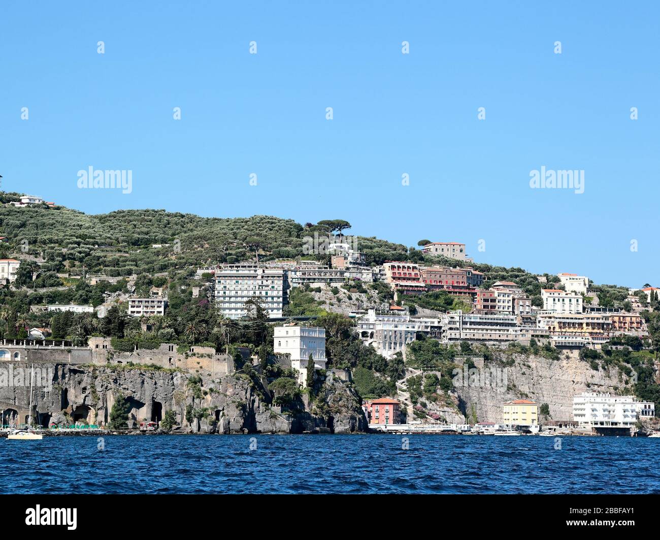 Sorrento vista dall'acqua, Italia Foto Stock