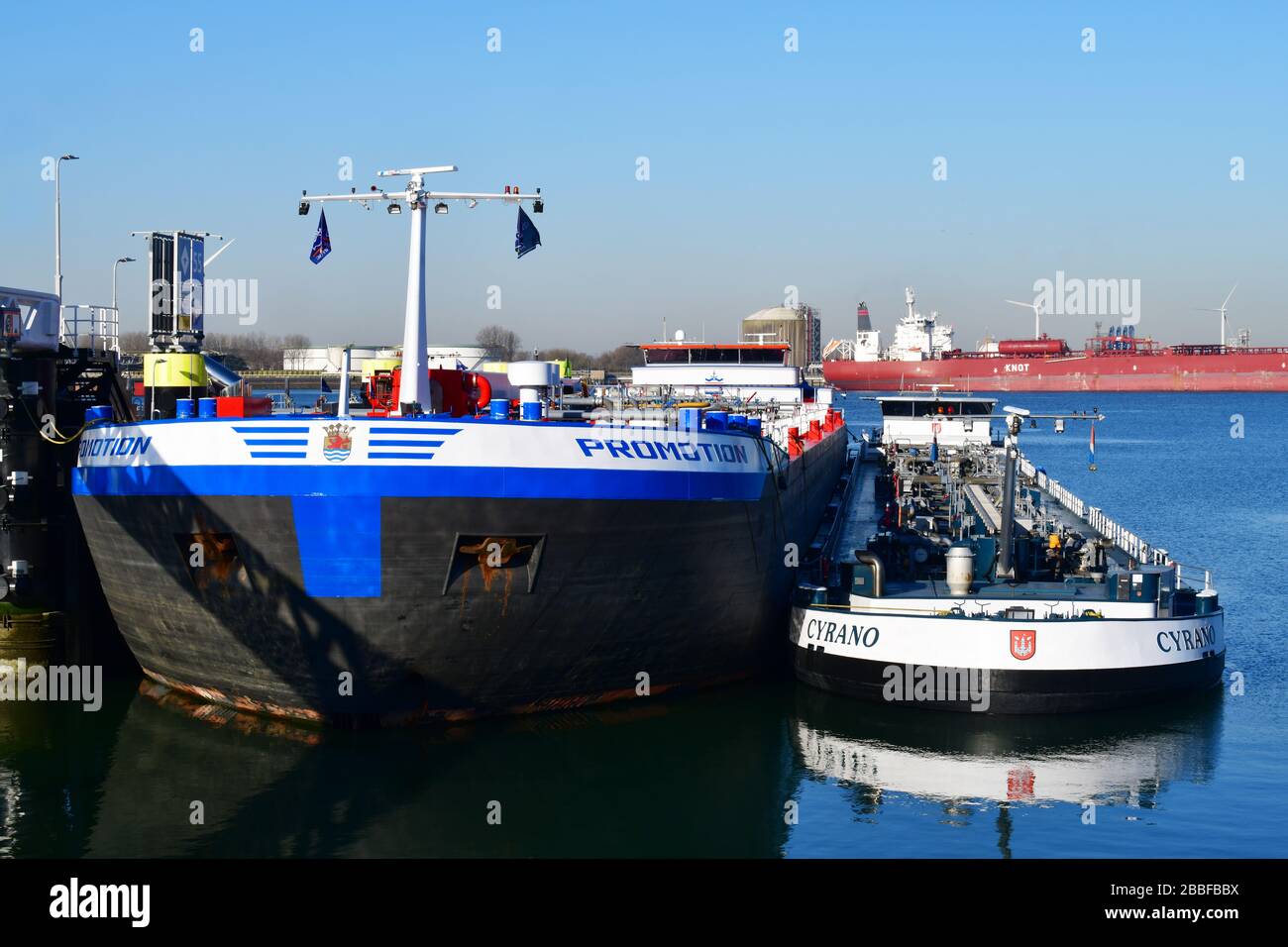 Vista frontale di due autocisterne ormeggiate per prodotti chimici e petroliferi nel porto petrolifero 7th con serbatoio f Foto Stock