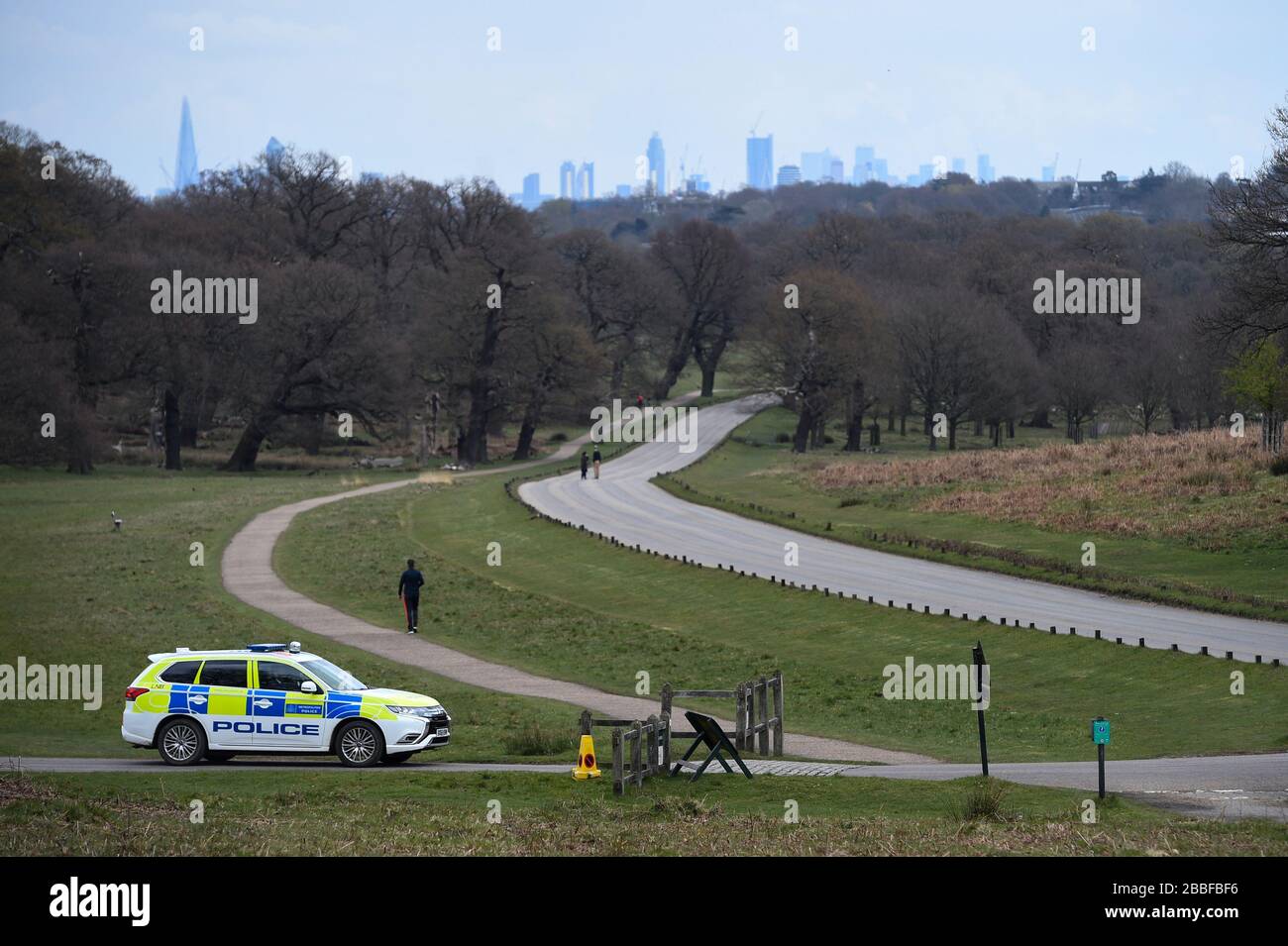 Polizia Patrol Richmond Park, a Richmond upon Thames, Londra sud-occidentale, come il Regno Unito continua in blocco per contribuire a frenare la diffusione del coronavirus. Foto Stock
