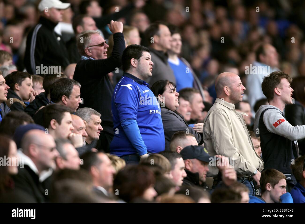 I fan di Birmingham City si trovano negli stand di St Andrew's. Foto Stock