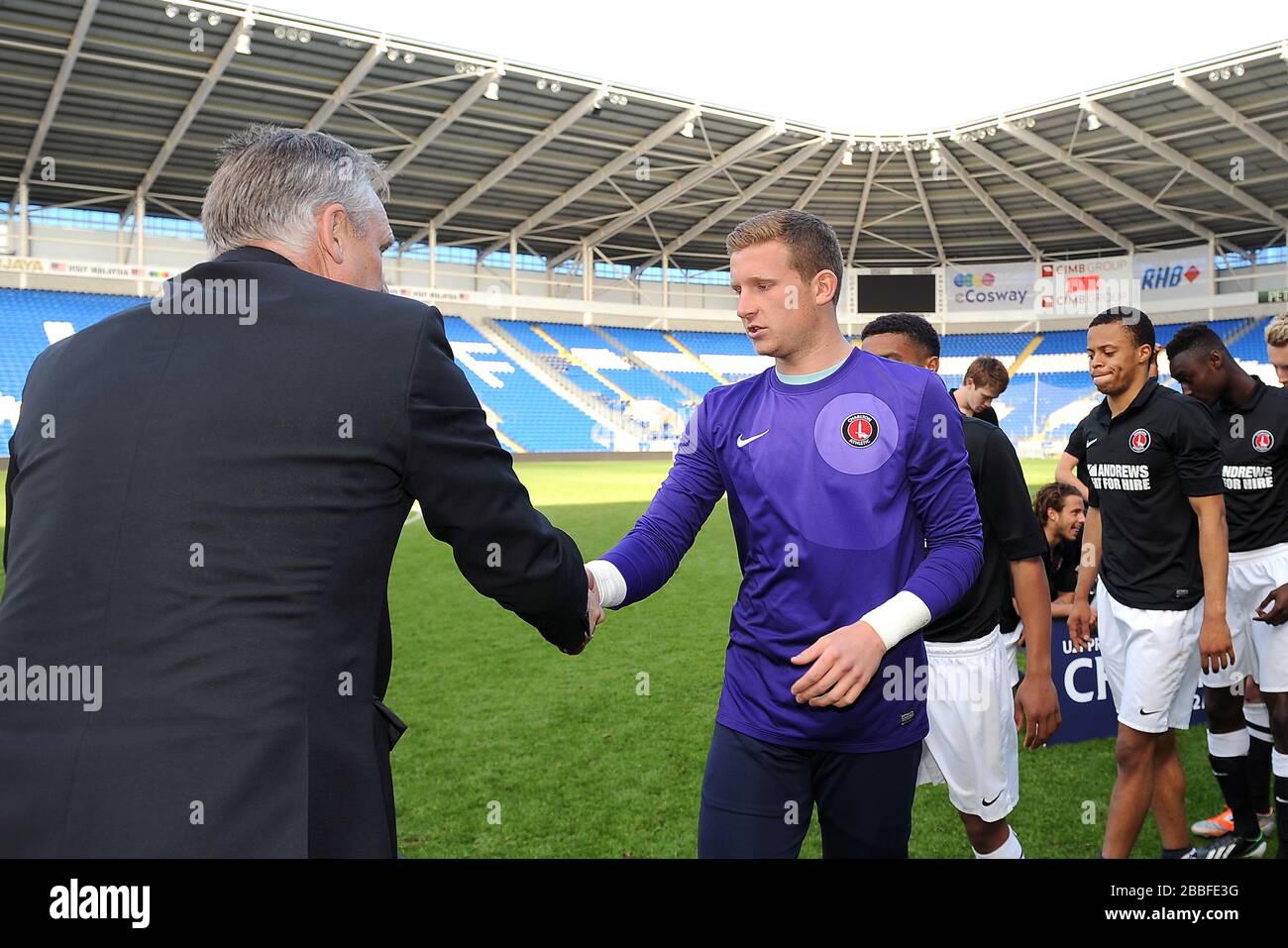 Il portiere atletico di Charlton Dillon Phillips raccoglie la sua medaglia dei vincitori Foto Stock