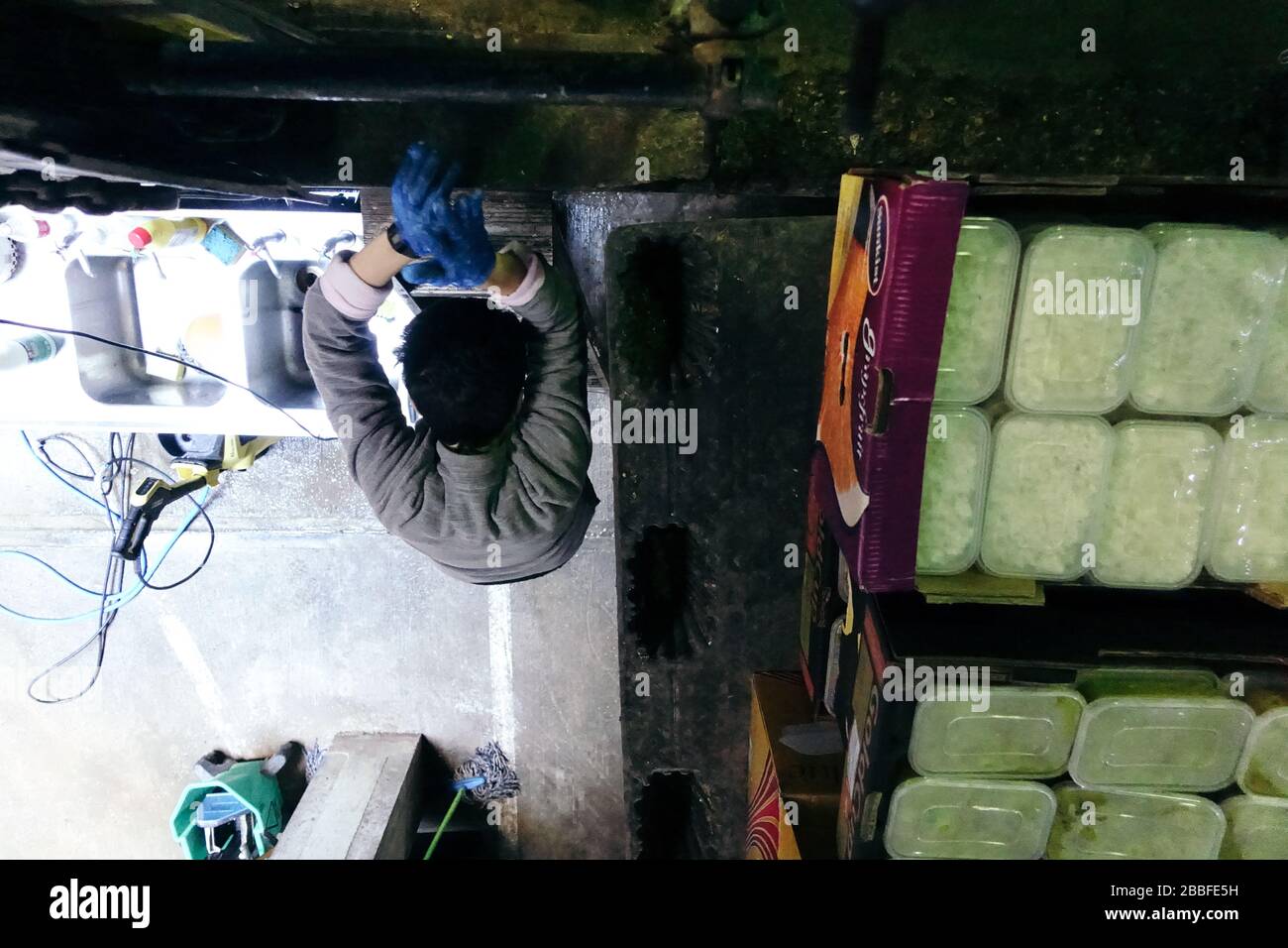 Londra, Regno Unito. 31st, marzo 2020. I volontari del castello di Krishna, Holborn, guidato da Parasurama das, preparano circa 1000 pasti da distribuire lo stesso giorno ai senzatetto e ai vulnerabili di Londra. Uno dei punti di rientro per i pasti preconfezionati include uno spazio sotto il Tottenham Spurs Stadium, che viene utilizzato come centro alimentare, il primo hub della comunità che offre cibo in eccesso ai londinesi. © Simon King/ Alamy Live News Foto Stock