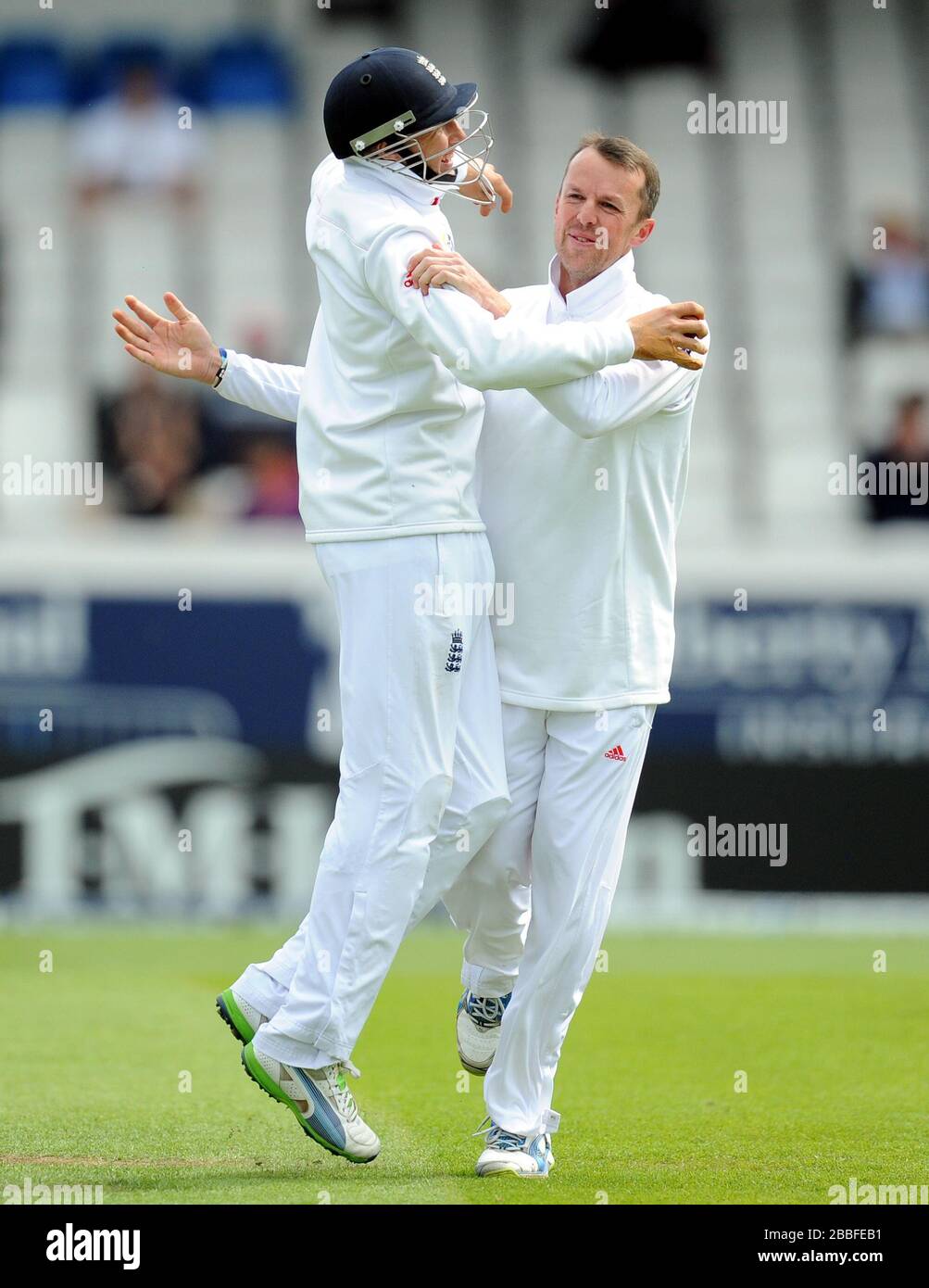 Graeme Swann dell'Inghilterra celebra il wicket di Hamish Rutherford della Nuova Zelanda con Joe Root (a sinistra) Foto Stock