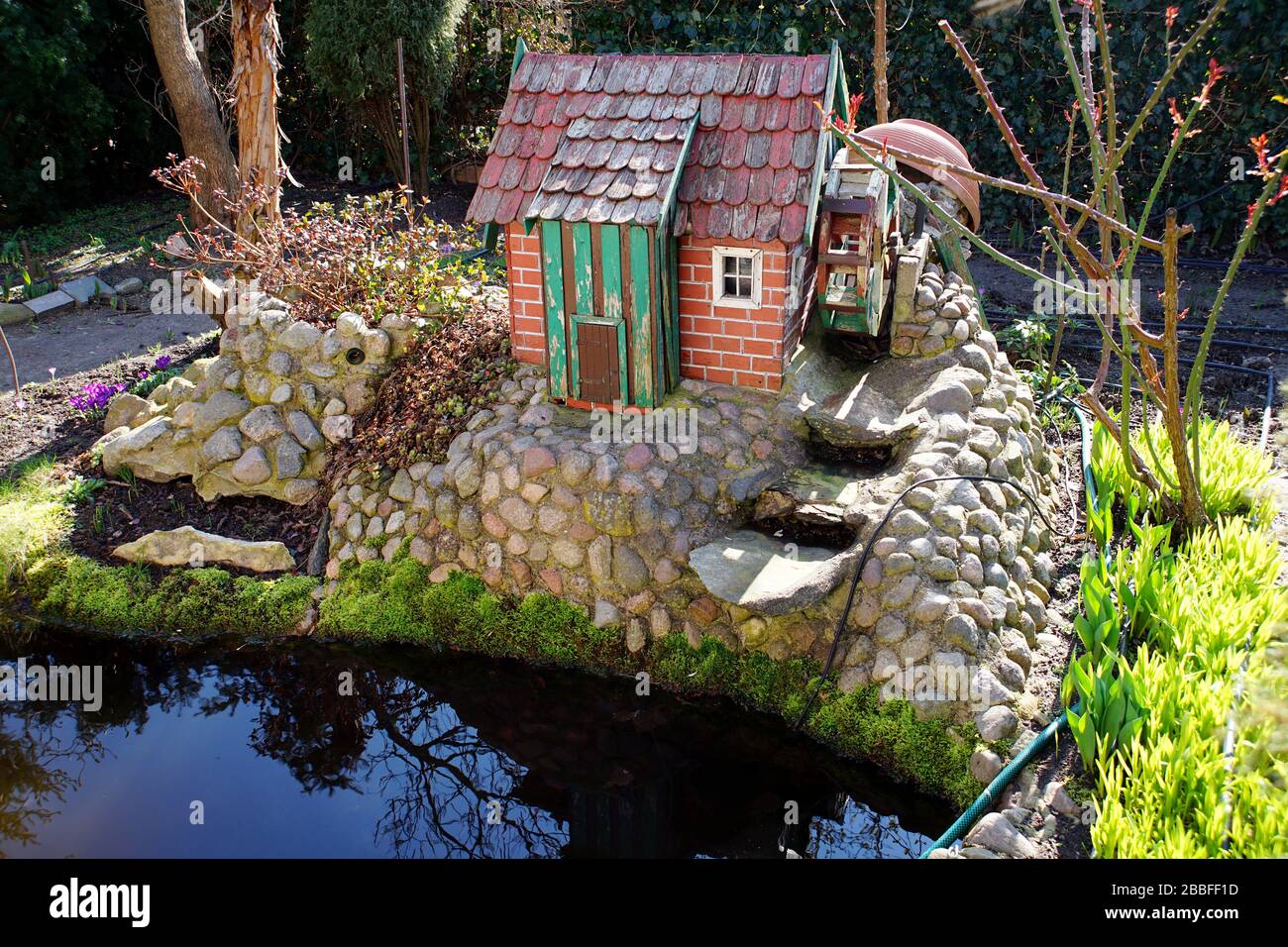 un laghetto con decorazioni a forma di casa Foto stock - Alamy