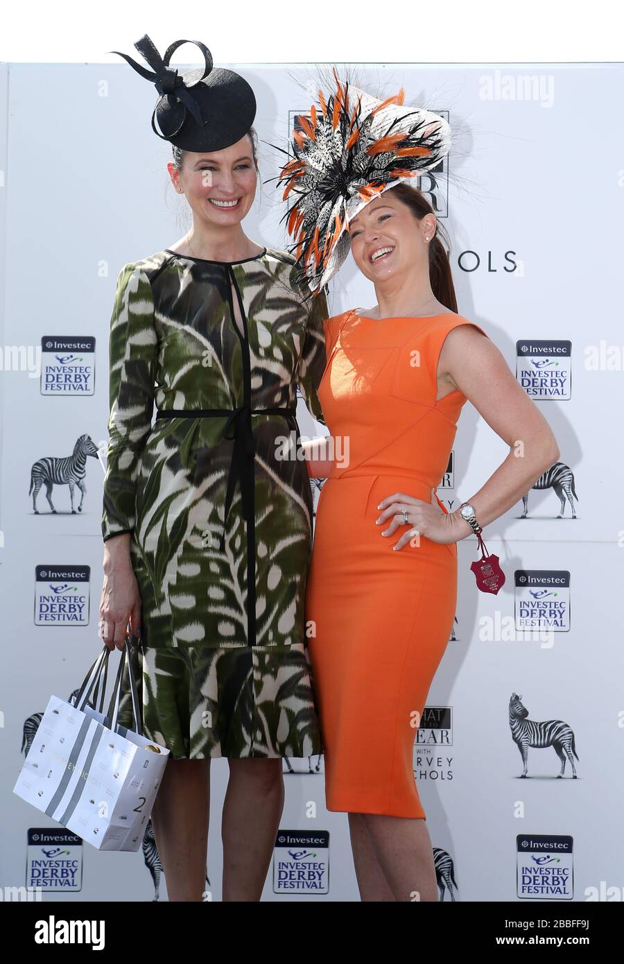 Vincitore del concorso What Best to Wear in collaborazione con Harvey Nichols Leigh Johnson di Chichester (a destra), festeggia la sua vittoria insieme a Paula Reed, direttore della moda del Gruppo Harvey Nichols Foto Stock