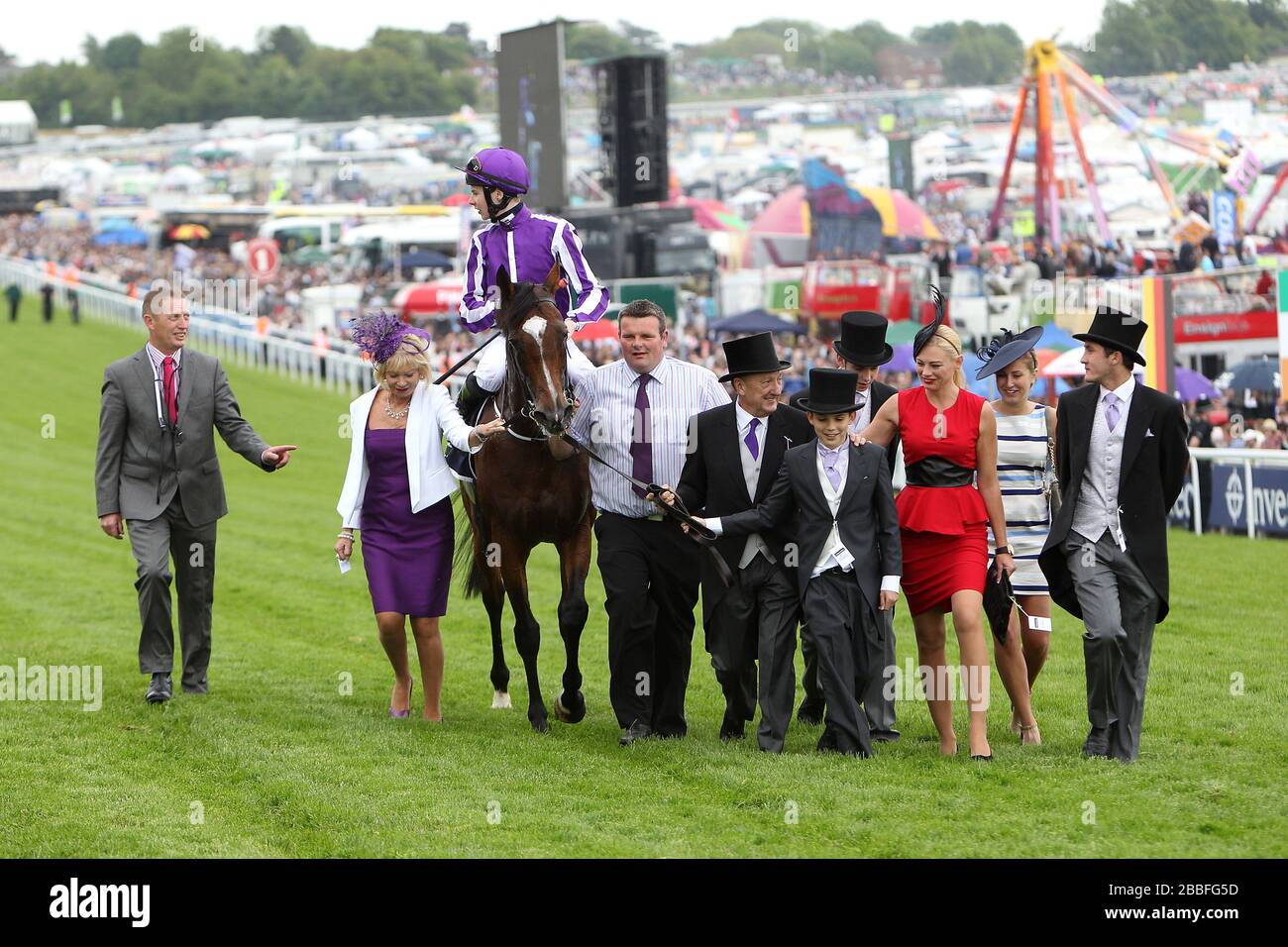 Jockey Joseph o'Brien sull'Abbazia di San Nicola dopo aver vinto la Coppa Incoronazione Investec Foto Stock