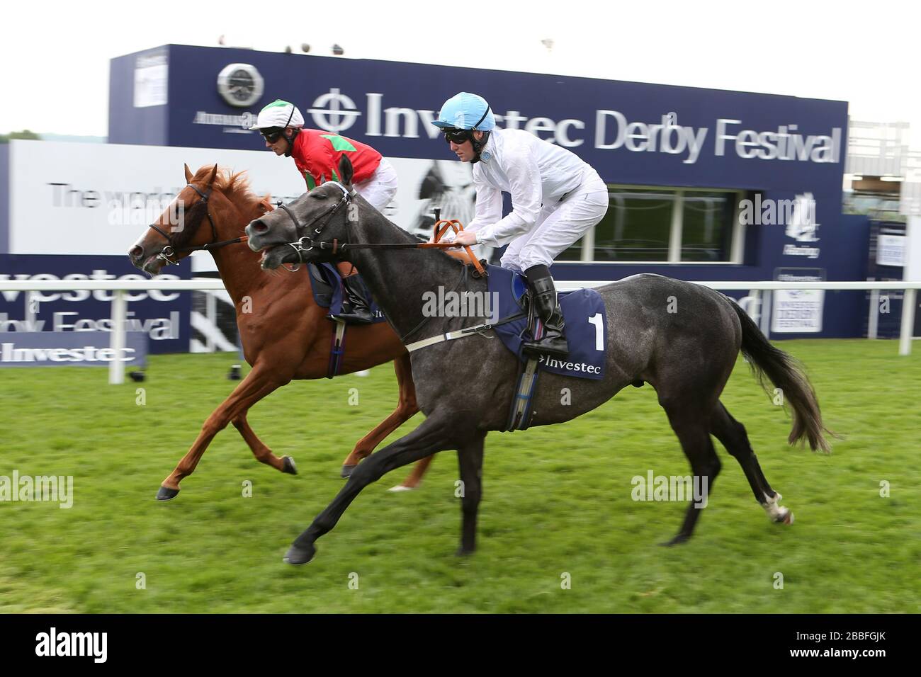 Boomshackerlacker guidato da Pat Cosgrave va in carica per la Investec Surrey Stakes Foto Stock