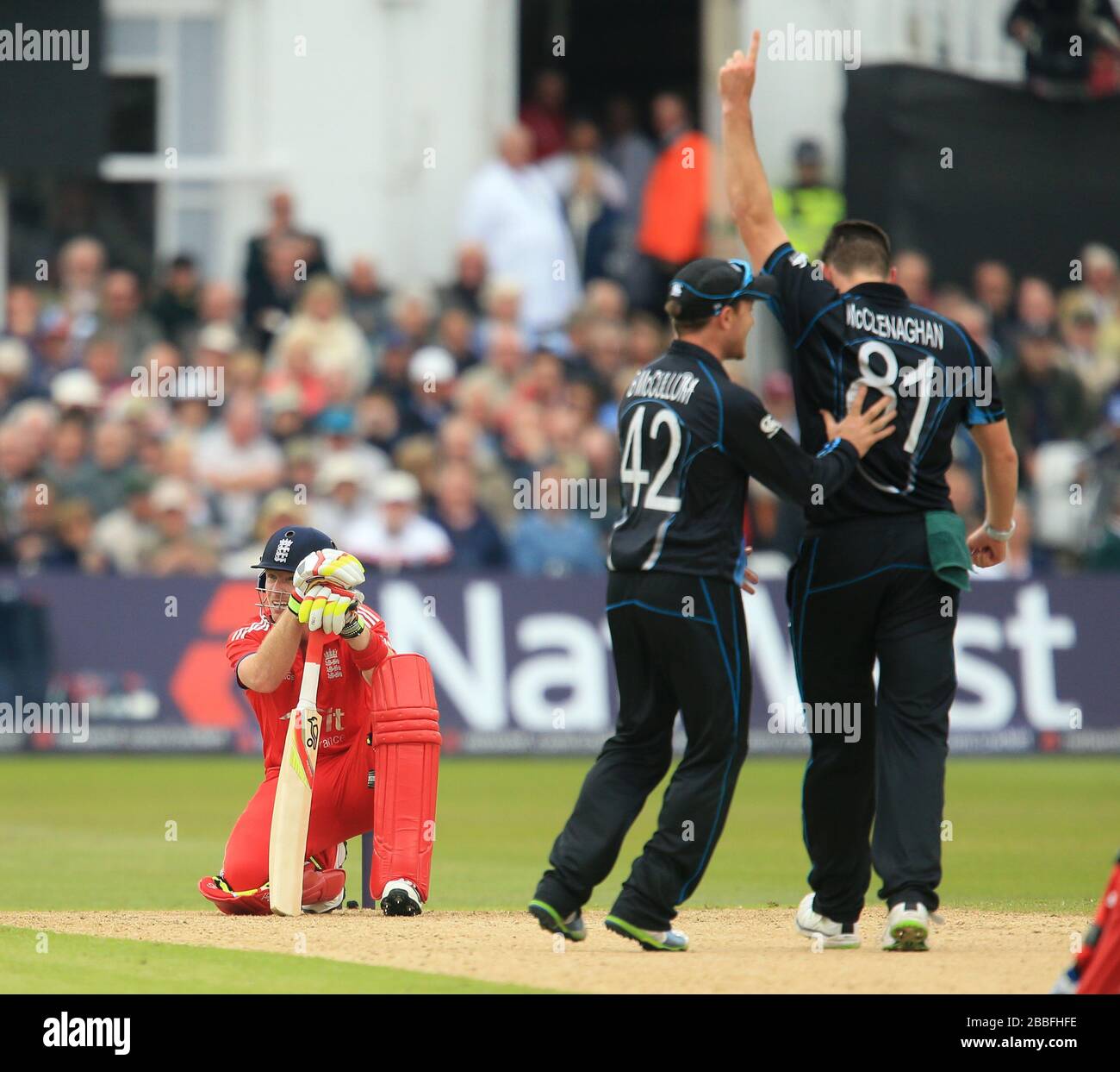 Ian Bell dell'Inghilterra affonda in ginocchio dopo essere stato preso fuori dal bowling del Mitchell McClenaghan della Nuova Zelanda Foto Stock