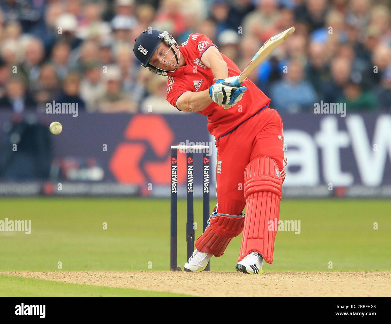 Il Jos Buttler dell'Inghilterra colpisce Foto Stock