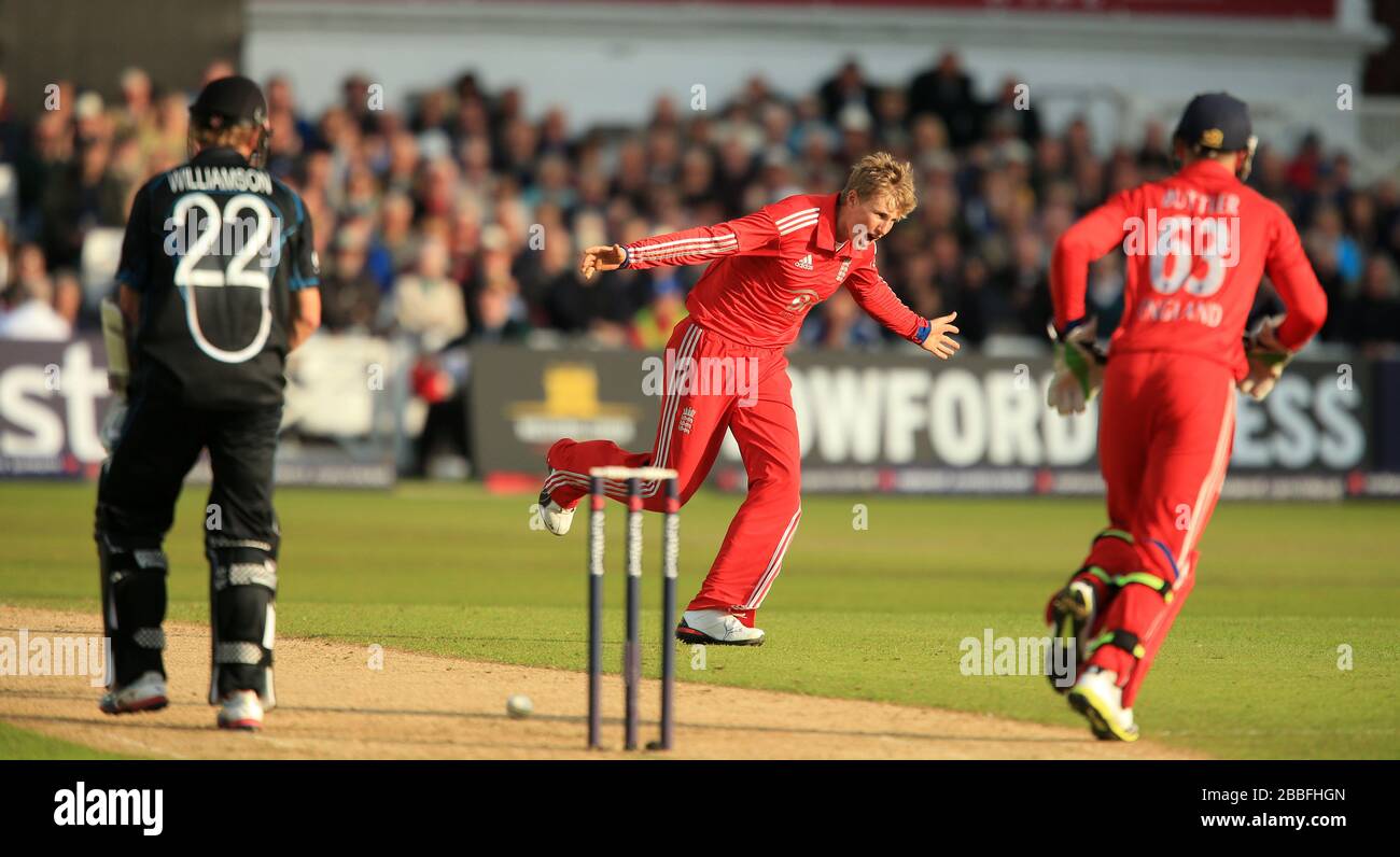 Joe Root dell'Inghilterra celebra il wicket del Kane Williamson della Nuova Zelanda Foto Stock