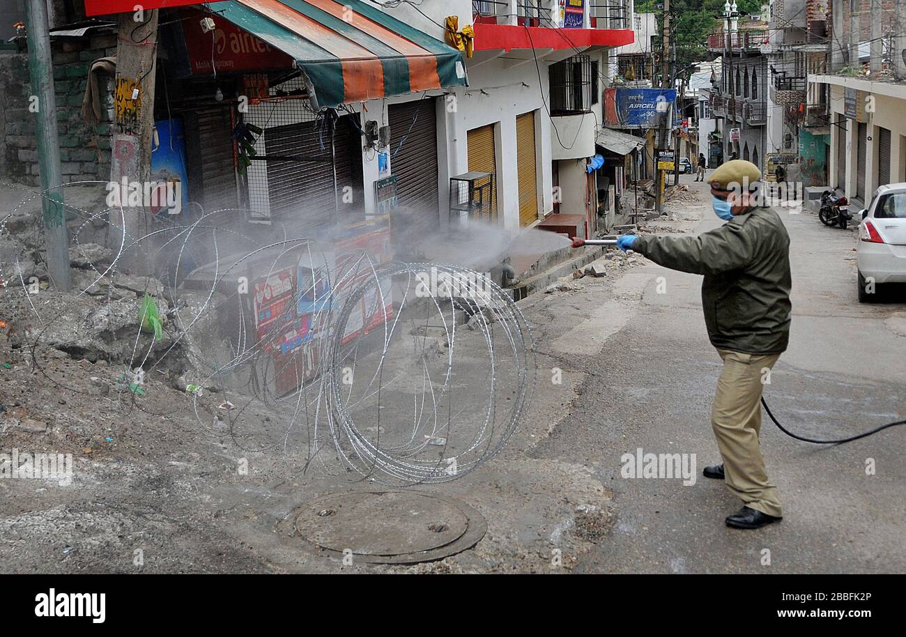 Jammu, Kashmir controllato dall'India. 31st Mar, 2020. Un membro della vigili del fuoco disinfetta un posto di mercato durante il blocco per impedire la diffusione del coronavirus, a Jammu, la capitale invernale del Kashmir controllato dall'India, il 31 marzo 2020. Credit: Str/Xinhua/Alamy Live News Foto Stock