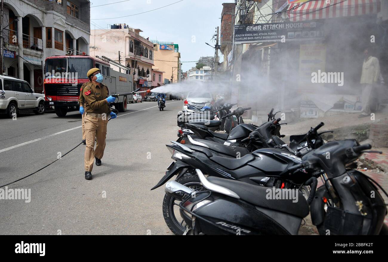 Jammu, Kashmir controllato dall'India. 31st Mar, 2020. Un membro della vigili del fuoco disinfetta un posto di mercato durante il blocco per impedire la diffusione del coronavirus, a Jammu, la capitale invernale del Kashmir controllato dall'India, il 31 marzo 2020. Credit: Str/Xinhua/Alamy Live News Foto Stock