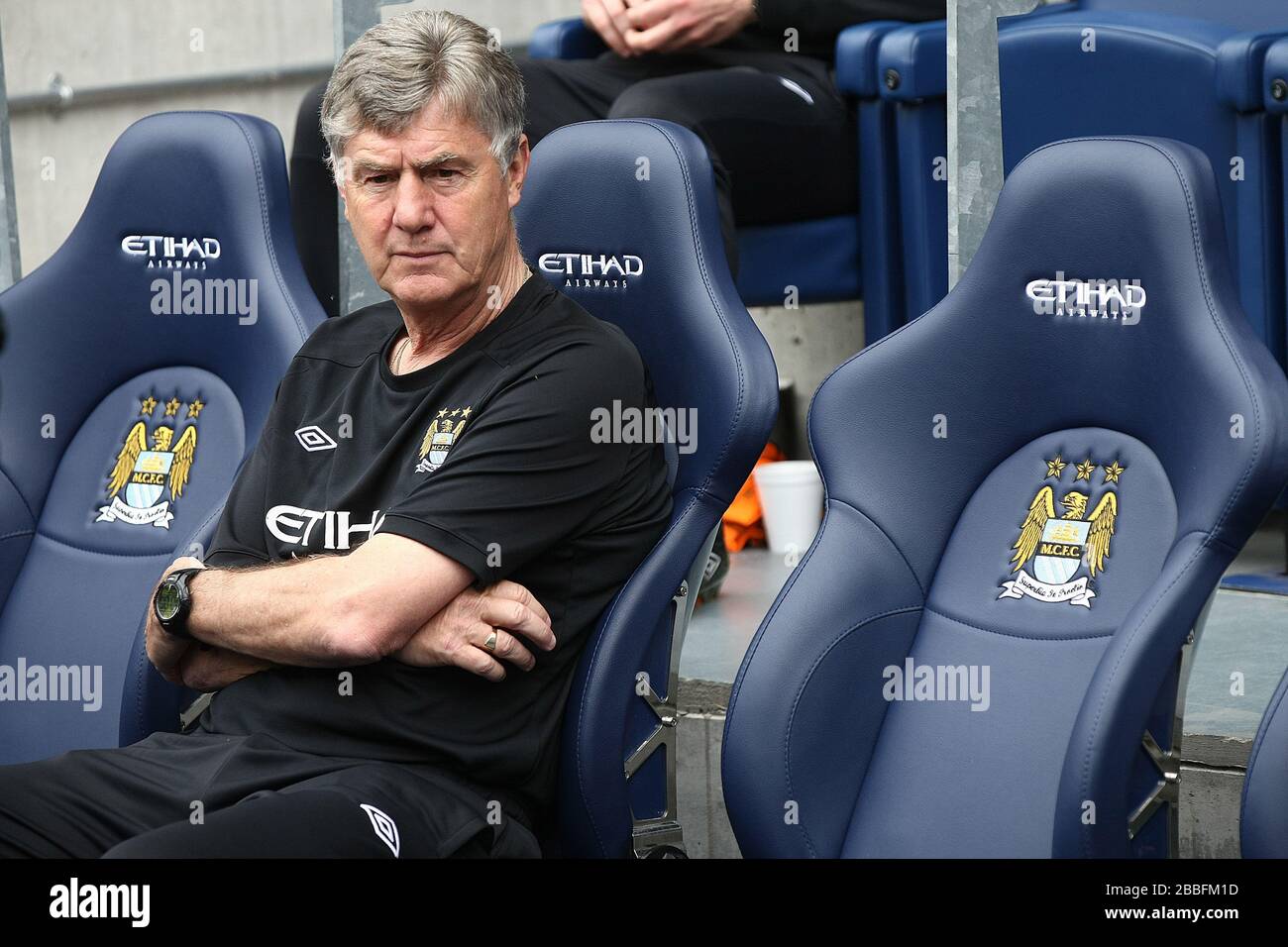 Brian Kidd di Manchester City siede accanto ai dirigenti vacanti seduti durante il gioco contro Norwich City Foto Stock