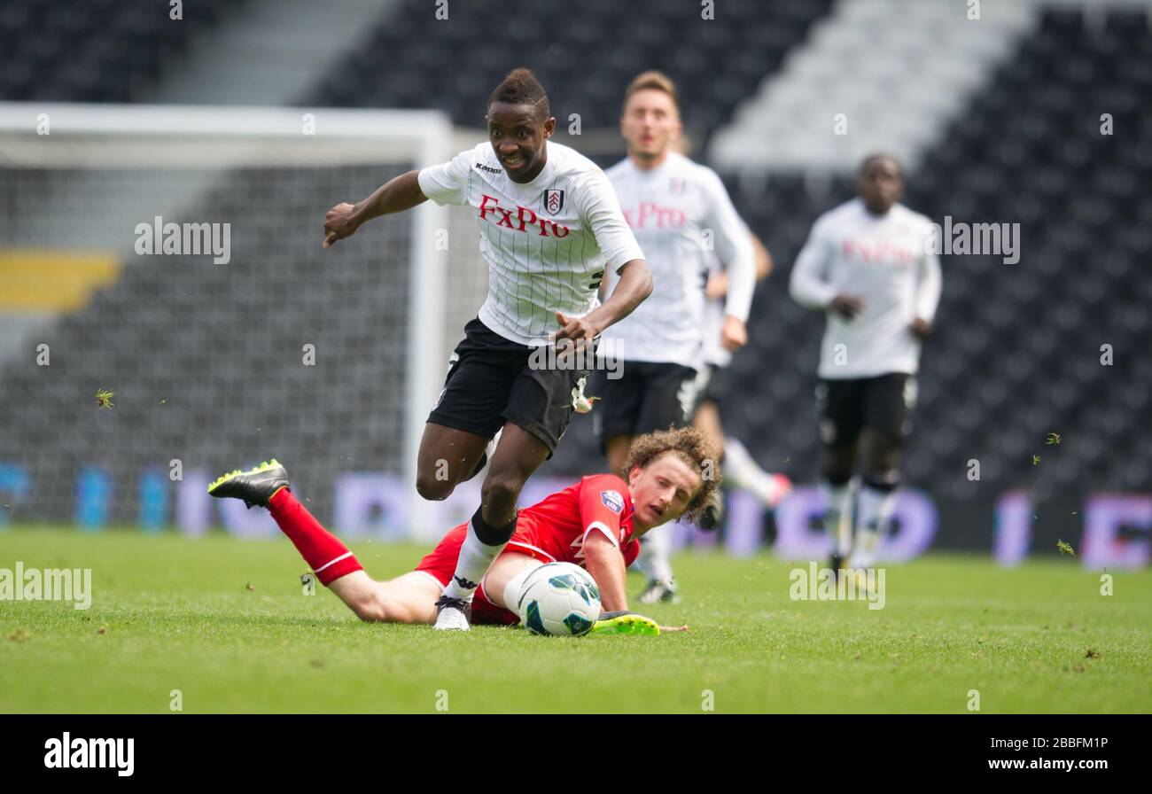 Moussa Dembele di Fulham vince la sfida contro Aaron Kuhl di Reading Foto Stock