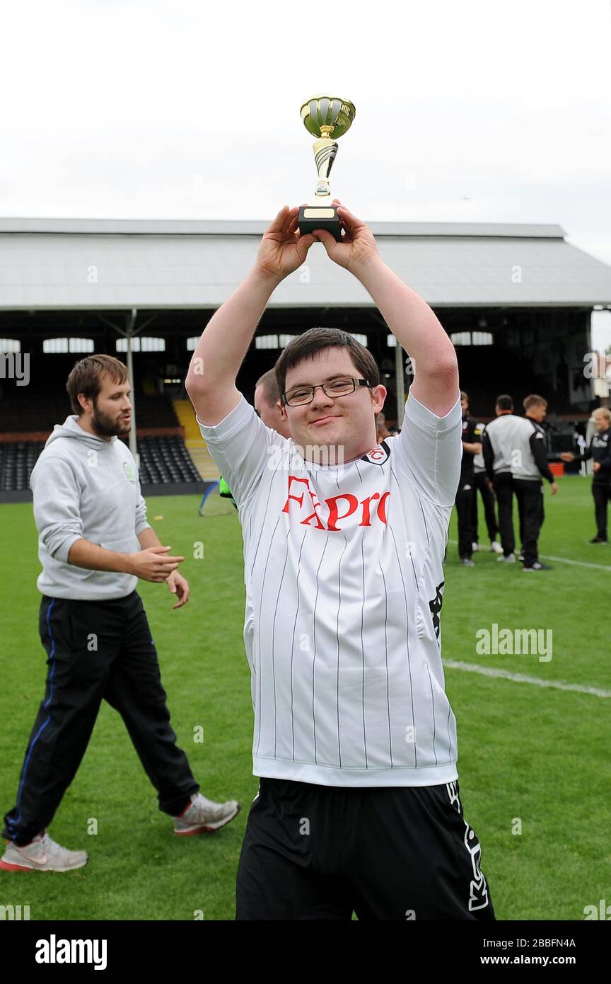 I bambini festeggiano dopo aver giocato a calcio in campo prima del Charity All Star Match Foto Stock