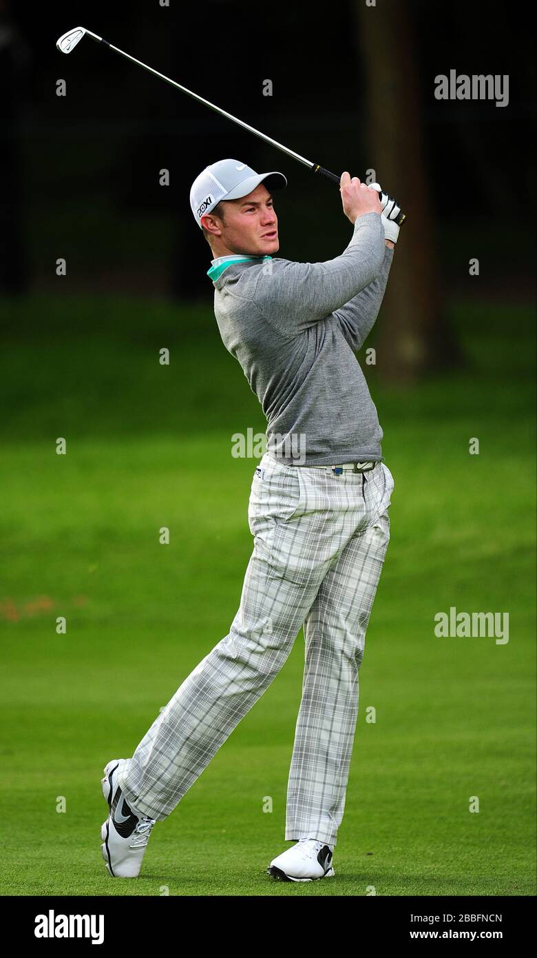 Oliver Fisher in Inghilterra durante il primo giorno del campionato PGA BMW 2013, al Wentworth Golf Club. Foto Stock