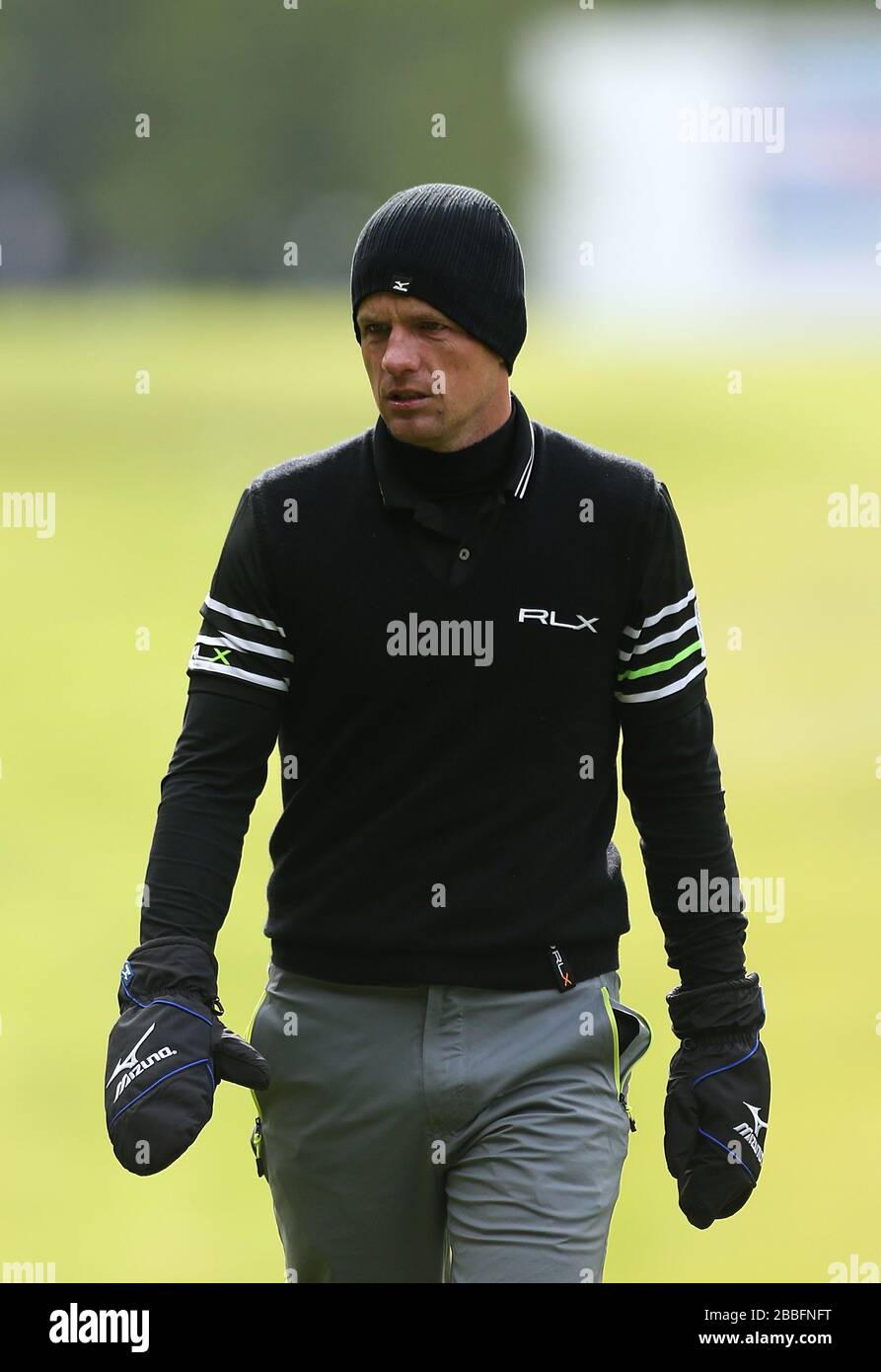 Luke Donald inglese durante il secondo giorno del campionato PGA BMW 2013, al Wentworth Golf Club. Foto Stock