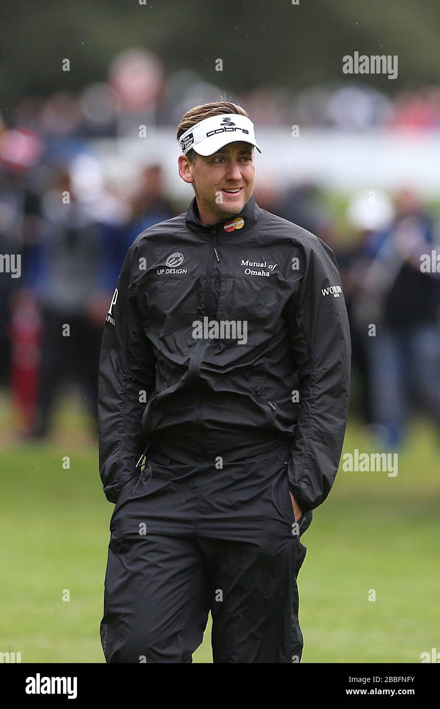 Ian Poulter dell'Inghilterra durante il secondo giorno del campionato PGA BMW 2013, al Wentworth Golf Club. Foto Stock
