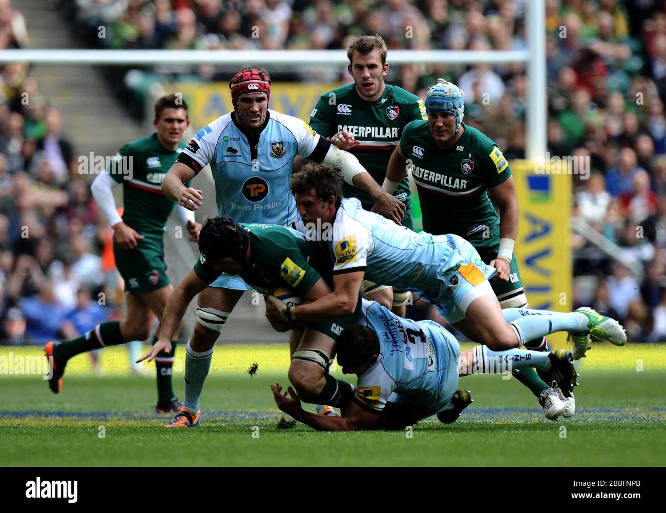 Julian Salvi di Leicester Tigers è stato affrontato da Tom Wood di Northampton Saints e Brian Mujati Foto Stock