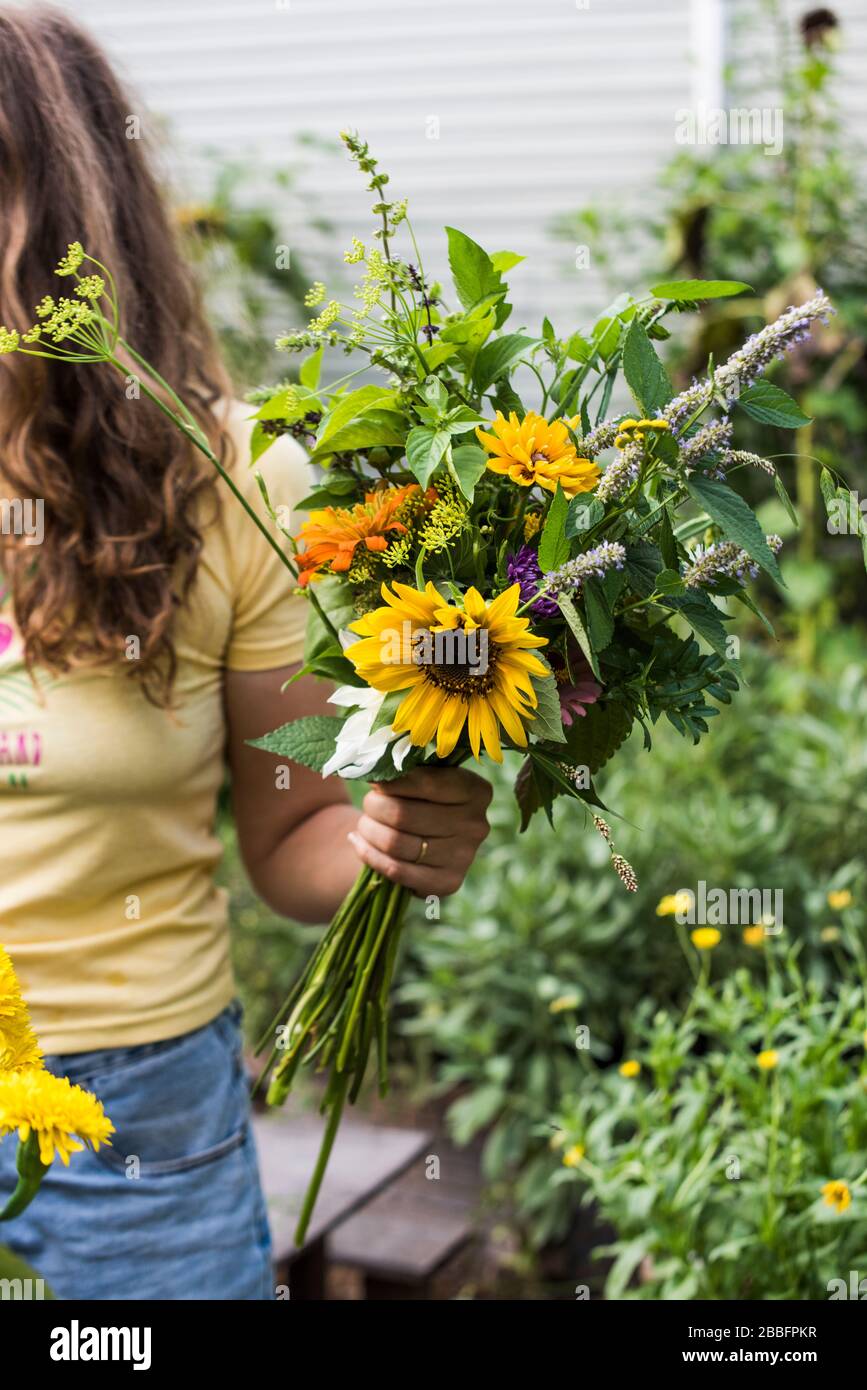 Contadino di fiori urbani che tiene bouquet di fiori recisi freschi Foto Stock