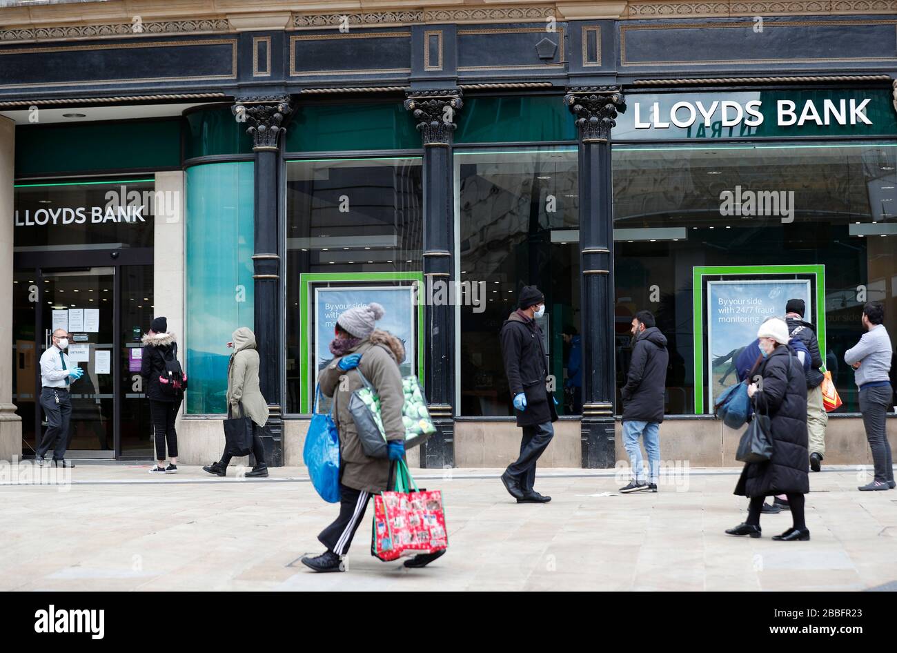 Birmingham, West Midlands, Regno Unito. 31st marzo 2020. I clienti praticano il distanziamento sociale in attesa di entrare nella Lloyds Bank nel centro di Birmingham durante il blocco pandemico di Coronavirus. Credit Darren Staples/Alamy Live News. Foto Stock