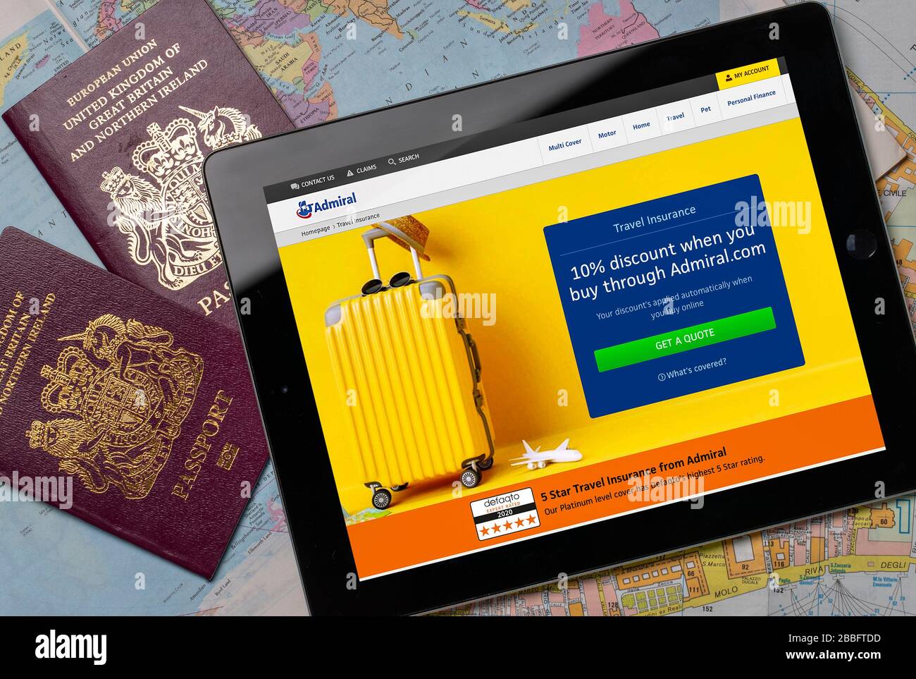 Sito web di assicurazione Admiral Travel su iPad o tablet. (solo per uso editoriale) Foto Stock