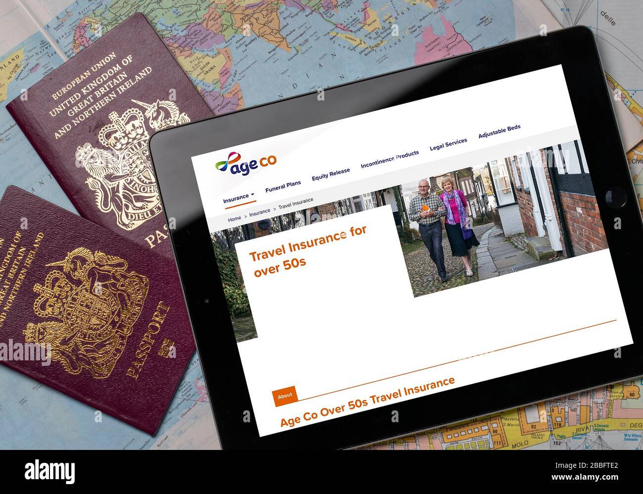 Sito web AGE Co Travel Insurance su iPad o tablet. (solo per uso editoriale) Foto Stock