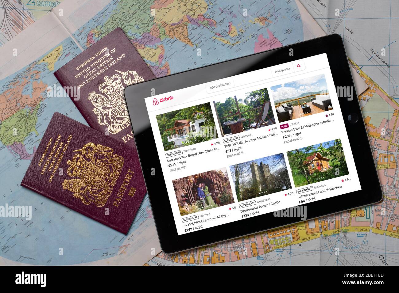 Sito web di prenotazione viaggi airbnb su iPad o tablet. (solo per uso editoriale) Foto Stock