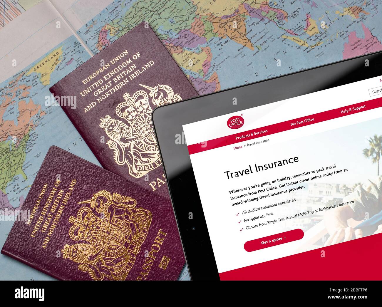 Sito Web di assicurazione di viaggio per ufficio postale su iPad o tablet. (solo per uso editoriale) Foto Stock
