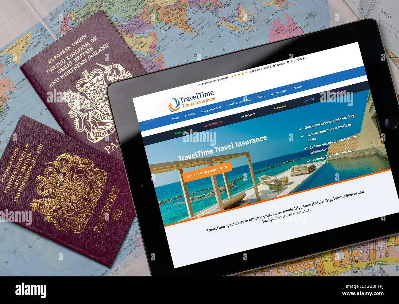 Travel Time Sito web di assicurazione di viaggio su iPad o tablet. (solo per uso editoriale) Foto Stock